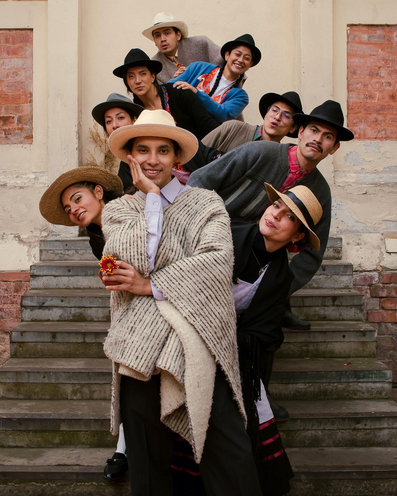 foto con nueve personas vestidas de atuendos campesinos