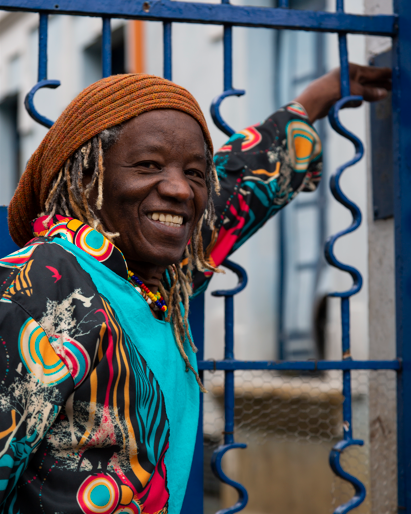 FOTO DE UN HOMBRE SONRIENDO