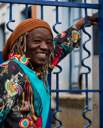 FOTO DE UN HOMBRE SONRIENDO 